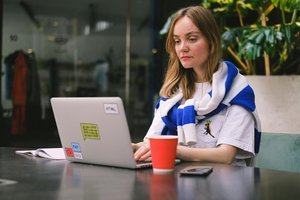 Une femme utilisant un ordinateur portable.