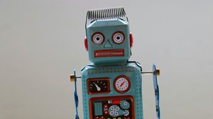 Un robot bleu avec une horloge sur son corps, affichant un design futuriste et amusant.
