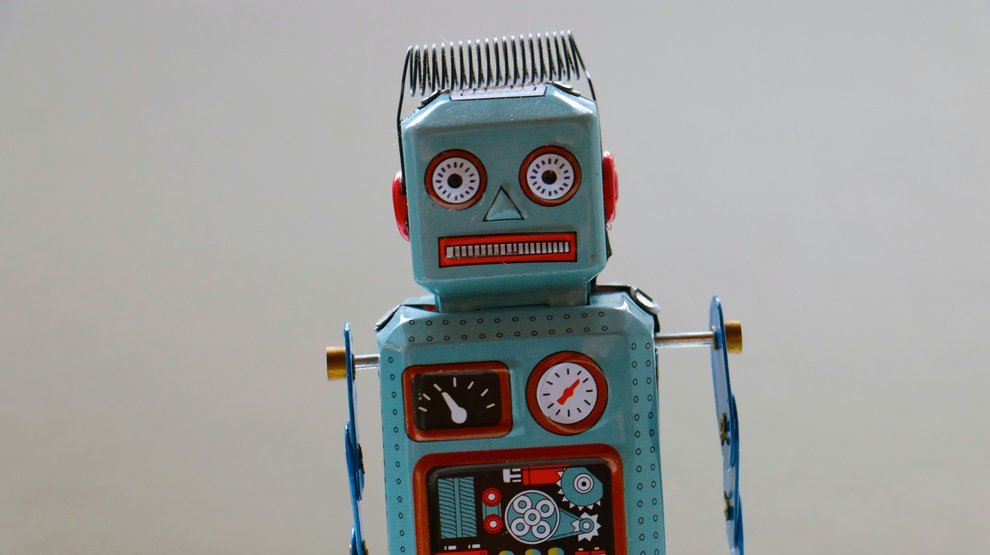 Un robot bleu avec une horloge sur son corps, affichant un design futuriste et amusant.