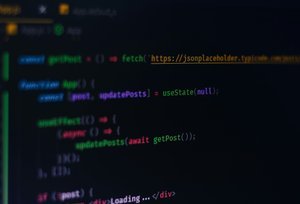 Ecran d'ordinateur avec du code React affiché