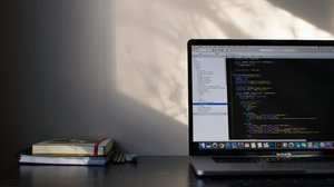 Écran d'ordinateur affichant du code