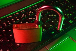 Cadenas ouvert devant un écran de code, symbolisant une faille de sécurité.