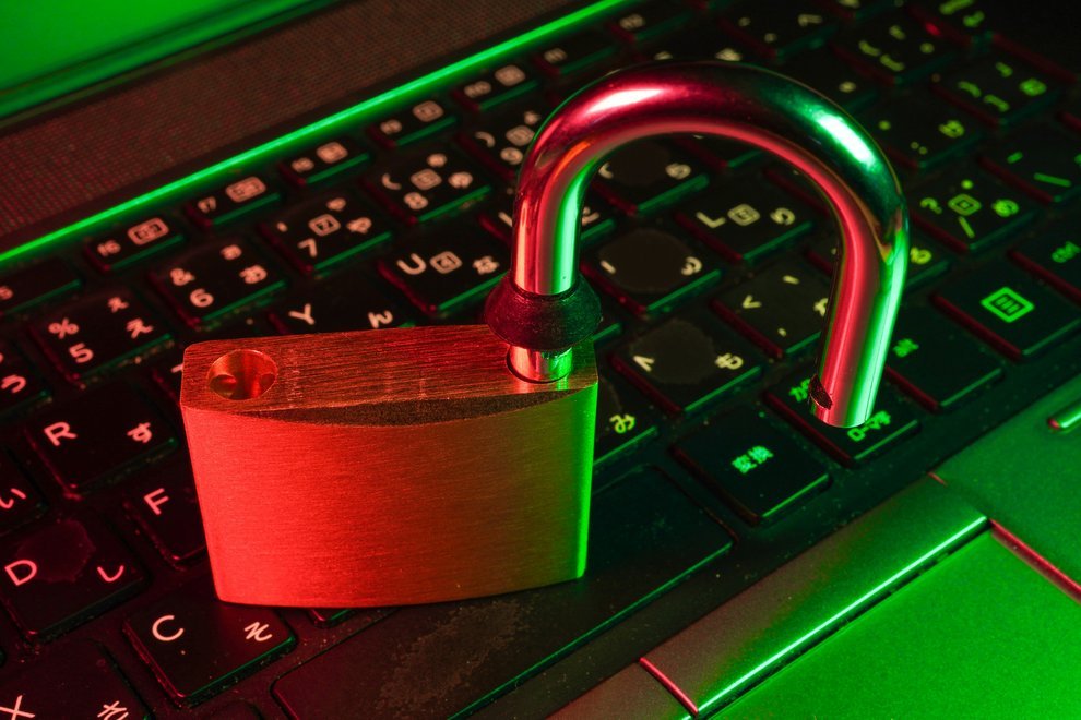 Cadenas ouvert devant un écran de code, symbolisant une faille de sécurité