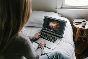 Femme utilisant un ordinateur portable