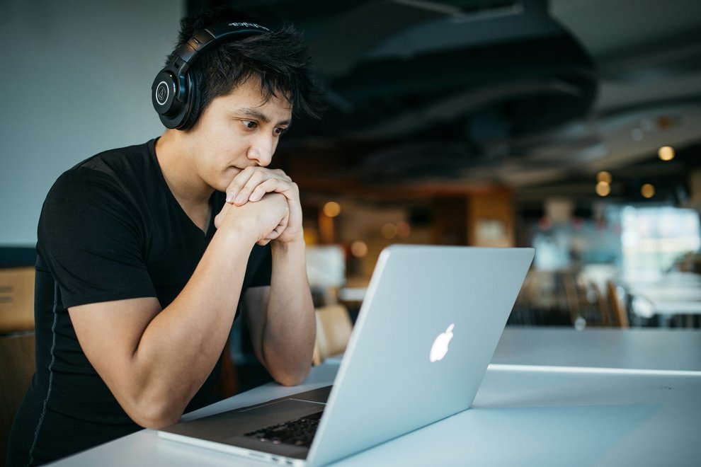 Développeur devant son ordinateur