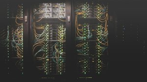 Un serveur informatique avec des câbles réseau, symbolisant l'hébergement web.