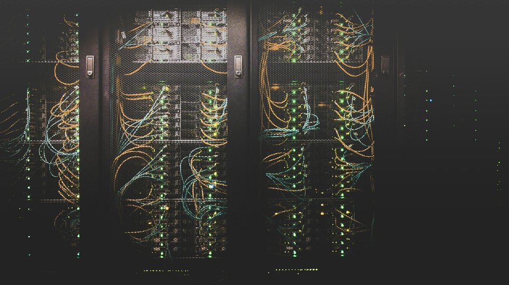 Un serveur informatique avec des câbles réseau