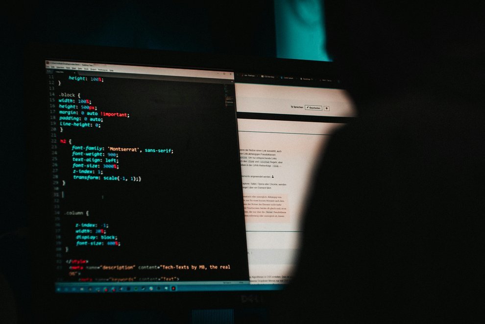 Écran de code CSS avec des règles en cascade complexes et redondantes