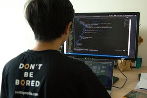 Un homme derrière son écran d'ordinateur.