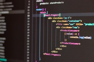 Ecran d'ordinateur avec du code React affiché