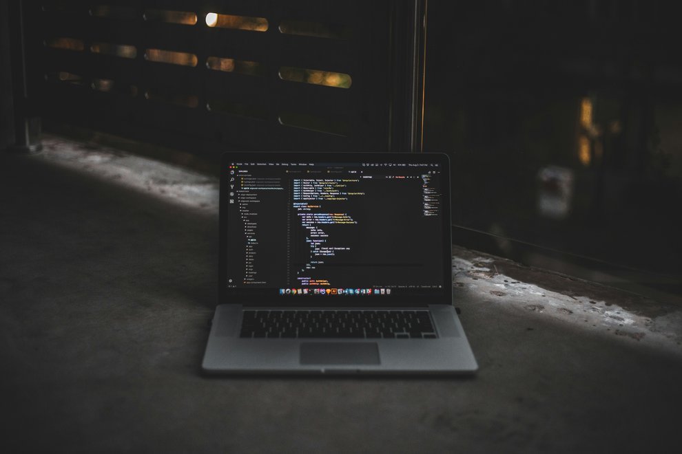 Ordinateur portable affichant du code JavaScript