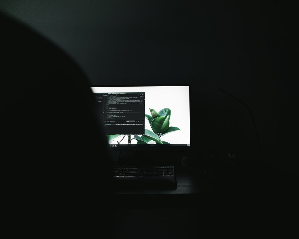 Un écran d'ordinateur affichant une interface en thème sombre